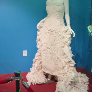 Синтия Ричардс. Свадебное платье из туалетной бумаги. Музей Рипли «Хотите — верьте, хотите — нет!». Техас