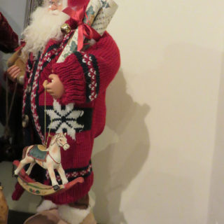 Санта Клаус в вязаном костюме
