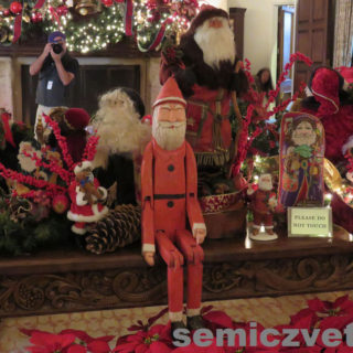 Экспозиция выставки Санта Клаусов