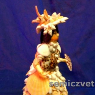 Кукла Дама из морских ракушек с веером