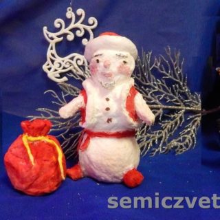 Игрушка из ваты Снеговик в наряде Деда Мороза