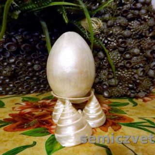 Большое пасхальное яйцо в процессе оформления