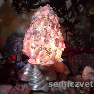 Декоративное пасхальное яйцо-светильник из морских ракушек